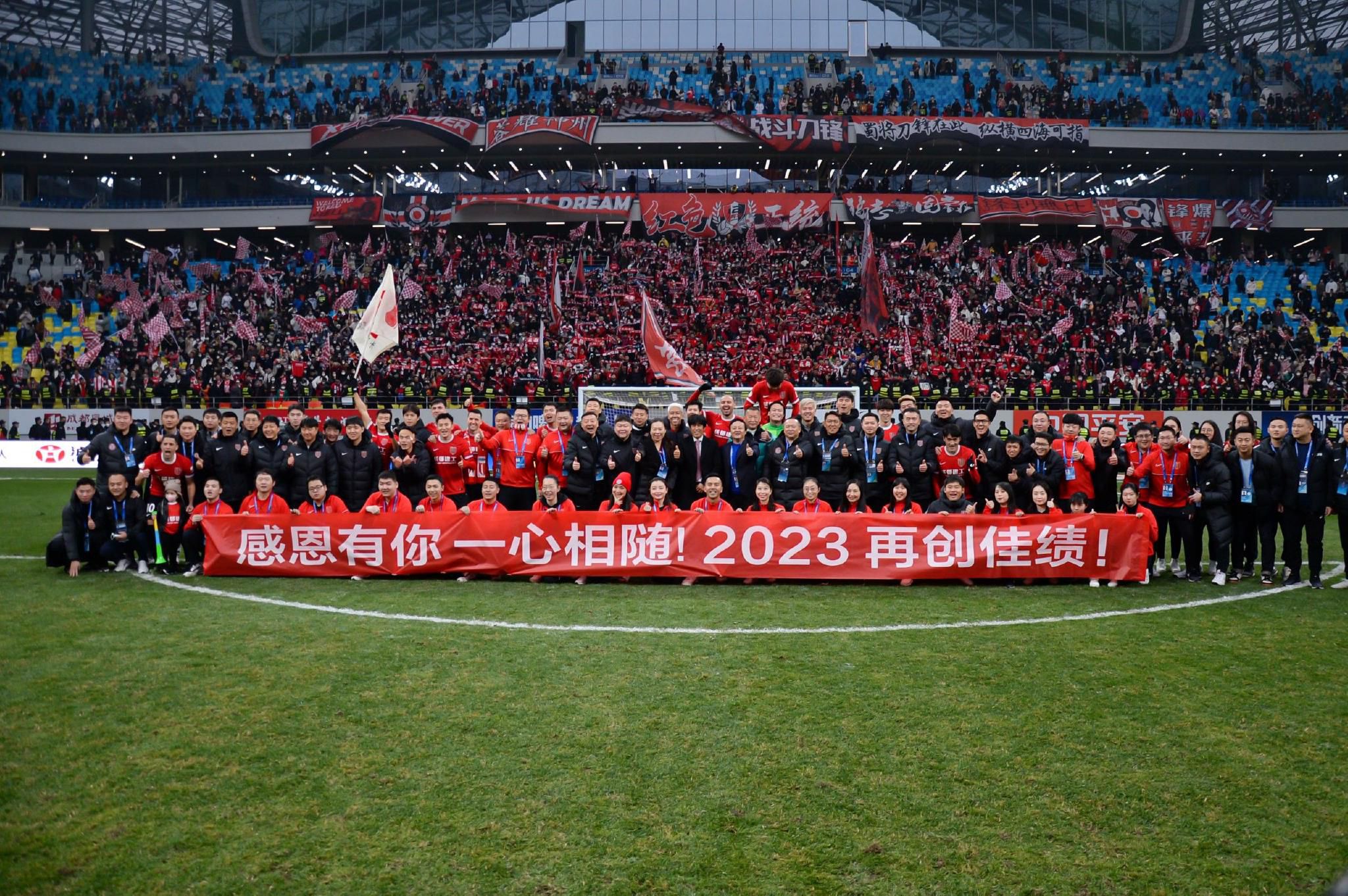 警界同伴“神枪手”岑健昌（张学友 饰）与“咖喱鸡”江理基（董玮 饰）二人个性很是轻浮，加上办案手法年夜胆，经常令上司“枪王”林浩英（林正英 饰）懊恼。岑健昌的广州表哥家常（张坚庭 饰）与表妹家希（李丽珍 饰）来港，暂住岑家中。家常多年来管束家希甚为严酷，令好好的一个芳华少女举止奇异，乃至有自毁偏向，岑与江遂设计帮家希找回赋性。另外一方面，黑道人物刘天豪杀死年夜哥夺位，此案交由林浩英负责，警界双雄随即出动，却不测发现年夜陆表哥家常的线平易近身份对查案很有帮忙，家常更借协助查案的机遇与KTV老板娘南希发生了一段爱情…